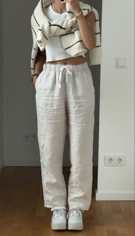 Linen Pants Outfit, Look Legging, Skandinavian Fashion, Stockholm Street Style, Europe Outfits, Outfit Inspo Summer, Uni Outfits, Populaire Outfits, Looks Party