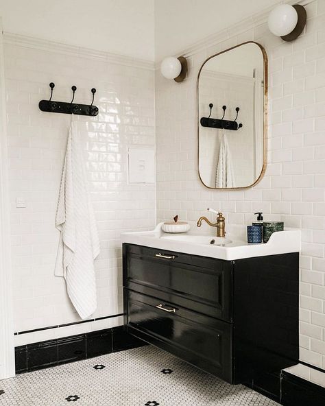 27+ Wonderful Art Deco Bathroom Ideas in 2024 | Houszed Art Deco Bathroom Tile, Artdeco Interiors, Modern Art Deco Interior, Art Deco Bathroom, Deco Bathroom, Shabby Chic Bathroom, Black And White Tiles, Chic Bathrooms, Bathroom Renos