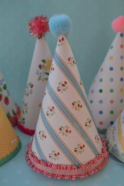 vintage party hats made with wallpaper` Birthday Greetings For Women, Vintage Party Ideas, Women Party Ideas, Vintage Birthday Parties, Hat Tutorial, Birthday Party Hats, Festa Party, Diy Hat, Hat Ideas