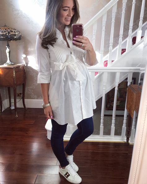 Nothing says spring more than a crisp white shirt. Bump Style Spring, Pregnant Outfit, Winter Maternity Outfits, Trendy Maternity Outfits, Baby Mode, Baby Bump Style, Breastfeeding Dress, Preggo Fashion, Maternity Outfit