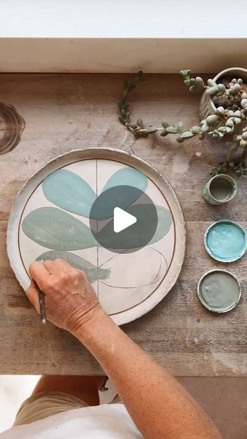 Sgraffito With Underglaze, Scrafitto Ceramics Ideas, Ceramic Glazes Ideas, Surface Decoration Ceramics, Pottery Dish Painting Ideas, Painting On Pottery Ideas, Glaze Ceramics Ideas, Glaze Recipes Ceramics, Ceramic Underglaze Ideas