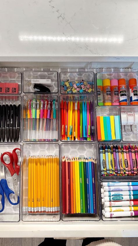 Stationery Organization Drawer, Extra School Supplies Storage, Desk Draws Organization Ideas, School Drawer Organization, Art Storage For Kids, Stationary Organization Desk Aesthetic, Coloring Supplies Organization, School Supplies Organization At Home, Art Supply Organization Small Spaces