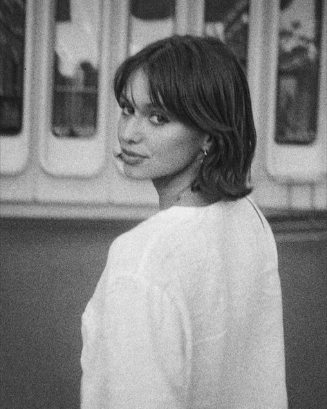 Short Hair Messy Bangs, Brunette Bangs Short Hair, 90s Bob Haircut Grunge, Short Hair Big Forehead, Short 90s Bob, Chin Length Hair With Curtain Bangs, Short Curtain Bangs Short Hair, Short Vintage Hair, Short Bob Brown Hair