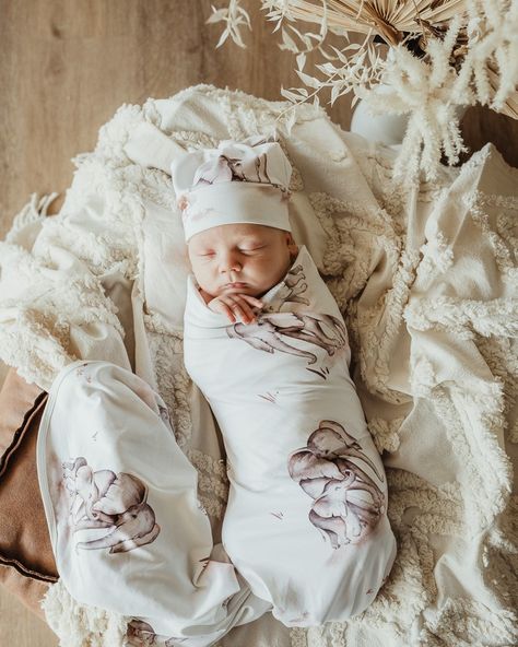 🤗 Swaddling magic! 🧸✨ There’s something so soothing about wrapping your little one snuggly but there are so many different techniques to doing it. Which swaddling style is your favorite? Share your tips or experiences in the comments! ⬇️💕 #Swaddling #BabyWraps #ParentingTips #NewbornCare #babyswaddle #babyblanket #howtoswaddle #babyshowergifts #babymusthaves #newborn Nature Inspired Nursery, Contemporary Nursery, Safari Design, Tender Embrace, Birth Announcement Photos, Flexible Stretches, Cuddle Blanket, Pram Blanket, Newborn Swaddle