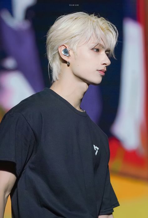 Blone Hair, Seventeen World, Seventeen Junhui, Be The Sun, Blonde Ponytail, S.coups Seventeen, Wen Junhui, Facing The Sun, Seventeen Jun