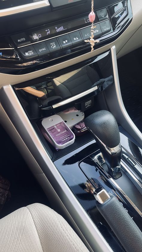 Car essentials 💜 Clean Car Aesthetic, First Car Aesthetic, Car Keychain Ideas, Car For Teens, Girly Car Accessories, Mazda Cx5, Cool Car Accessories, Clean Car, Mom Car