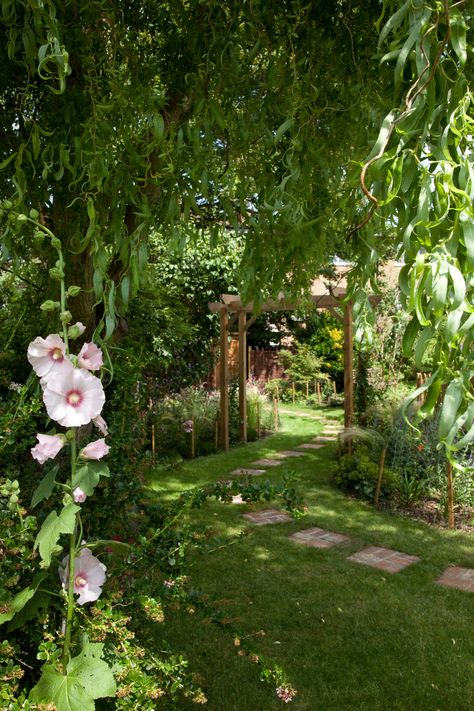 Long Narrow Garden Ideas Uk, Long Narrow Garden Design Layout, Long Narrow Garden Ideas Layout, Narrow Privacy Landscaping, Long Garden Ideas Layout, Long Narrow Garden Ideas, Small Narrow Garden Ideas, Narrow Garden Design, Narrow Garden Ideas