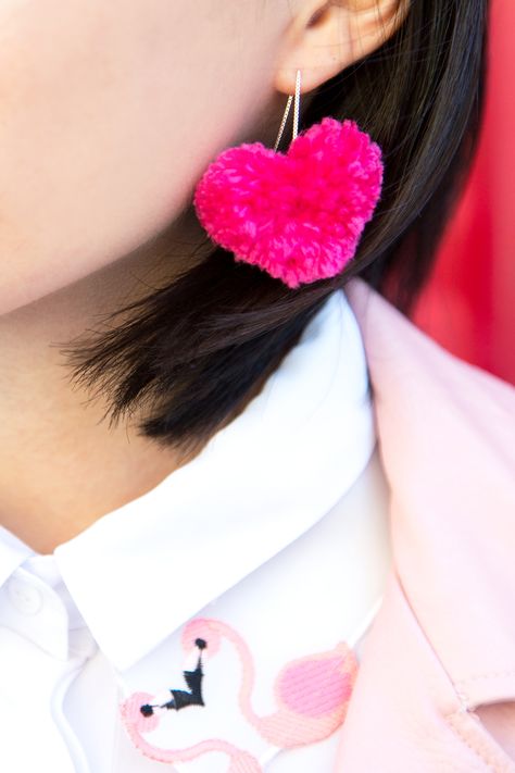 DIY Heart Pom Pom Earrings Pompom Yarn, Heart Pom Pom, Pom Pom Jewelry, Earrings Artificial, Pom Earrings, Diy Heart, Boyfriend Crafts, Diy Pom Pom, Pom Pom Earrings