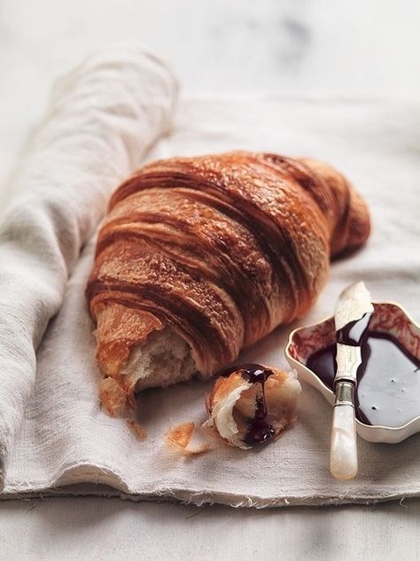 Croissant Breakfast Time, Food Culture, Beautiful Food, Croissant, Food Photo, Macarons, Breakfast Brunch, Sweet Tooth, Food Photography