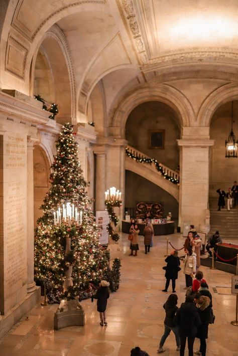 12 Bucket List Things to do In New York at Christmas | Visit the New York Public Library #simplywander New York Christmas Times Square, New York Aesthetic December, New Your Christmas Aesthetic, New York At Christmas Aesthetic, Nyc Christmas Market, Christmas In Manhattan, Christmas In Nyc Itinerary, New York December Aesthetic, Ny At Christmas