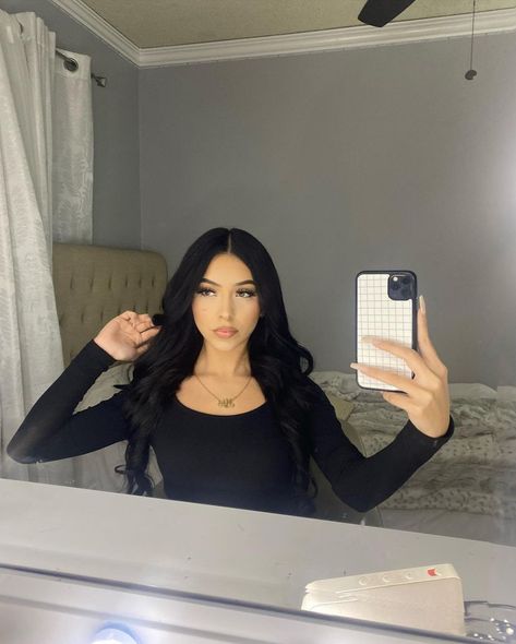 Insta Photo Ideas Mirror Selfie, Vanity Mirror Pics, Vanity Selfie, Vanity Pics, Makeup Mirror Selfie, 2024 Photoshoot, Vsco Pics, Selfies Ideas, Vsco Pictures