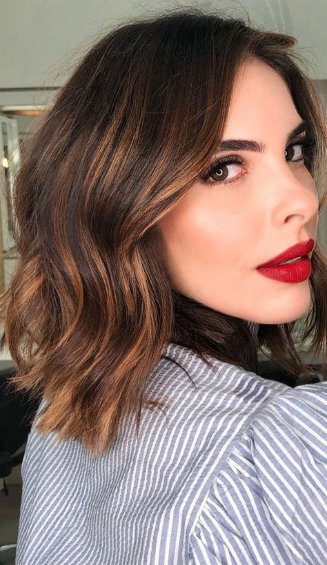 Golden Highlights Brown Hair, Brown Lob, Hair Colour Trends, Red Hair With Highlights, Rambut Brunette, Hot Hair Colors, Gorgeous Hair Color, Colour Trends, Lob Haircut