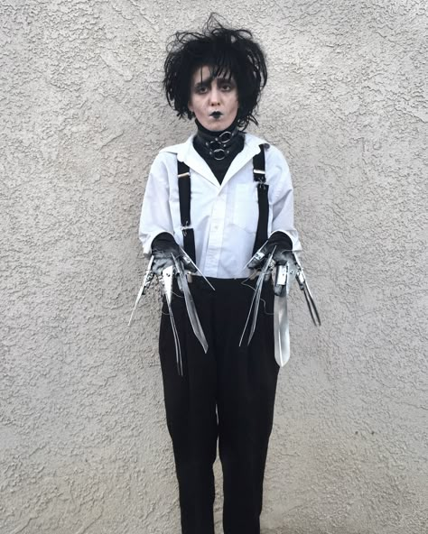 Edward Scossiorhand Costume, Edward Scissorhands Group Costume, Edward Scissorhands Inspired Outfit, Easy Tim Burton Costumes, Edward Scissorhands Female Costume, Edward Scissorhands Costume Couples, Diy Edward Scissorhands Gloves, Edward Scissorhands And Kim Costume, Female Edward Scissorhands Costume