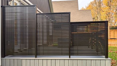 Horizontal Deck Railing Privacy Walls, Horizontal Privacy Fence On Deck, Deck Rail Privacy Ideas, Privacy Railings For Decks, Back Deck Privacy Ideas, Small Deck Privacy Ideas, Privacy Deck Railing Ideas, Privacy Wall Deck, Deck Privacy Wall Ideas