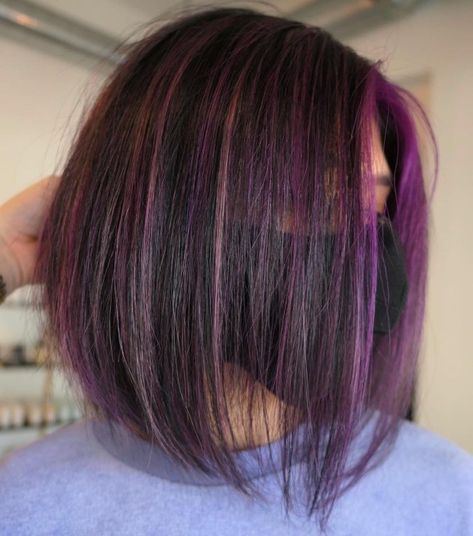 Purple Highlights for Brown Bob Blonde Hairlights Short Hair, Purple Hairlights, Highlights Brown Hair Men, Hairstyles With Purple Highlights, Hairstyles With Purple, Burgundy Hair Colour, Purple Underneath Hair, Plum Highlights, Dark Purple Highlights