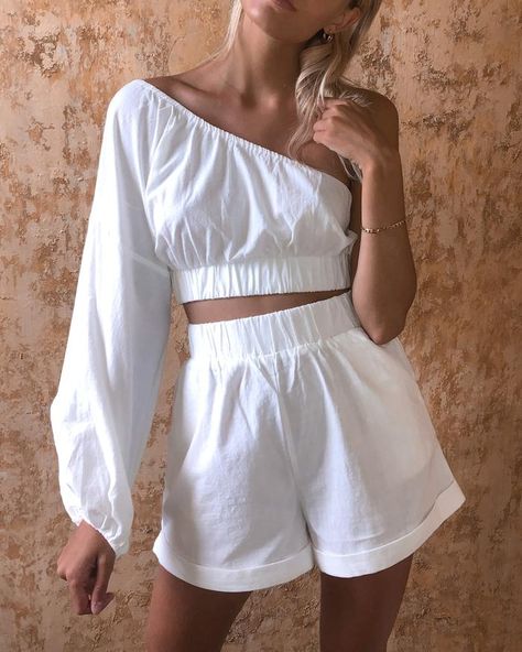 White Linen Set, Linen Summer Outfits, Cut Shorts, Haine Diy, Asymmetrical Neckline, Trendy Shorts, Cuffed Shorts, Linen Set, Chain Choker