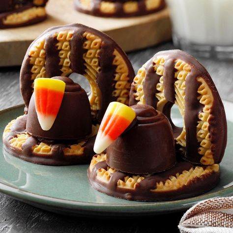 Cookie Turkeys, Mini Thanksgiving Desserts, Turkey Cookie, Holiday Desert, Fudge Stripe Cookies, Baked Sweets, Turkey Cookies, Thanksgiving Desserts Easy, Kid Snacks