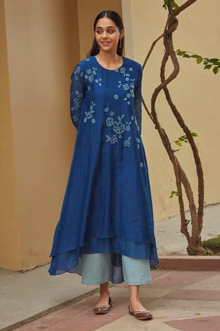 Buy Blue Muslin Cotton Embroidered Floral Round Kurta And Pant Set For Women by Vaayu Online at Aza Fashions. Applique Kurta, Outfit Outer, Layered Kurta, Kurti Style, Kurta Patterns, Lehenga Designs Simple, Simple Kurta Designs, Designer Kurti Patterns, Salwar Designs