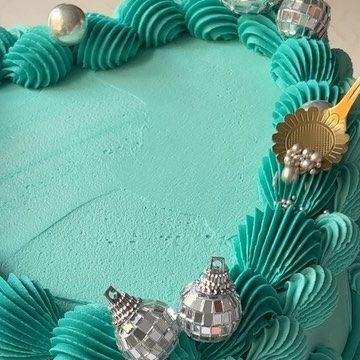 Isa, Cake Designer 🌸 on Instagram: "Teal and silver are the dreamiest combo 🪩 🩵 • • #heartcake #heartcakeinspo #tealcake #tealheartcake #discocake #discoheartcake #cakeinspo #cakedecorating #cakedecorator #satisfyingvideos #baking #bakingvideo #bakingfromscratch #bakingtime #cakebaker #bakewithme #buttercream #pipingvideo" Teal Heart Cake, Teal Cake, Disco Cake, Teal And Silver, Silver Cake, Baking Videos, Heart Cake, Butter Cream, Cake Decorating