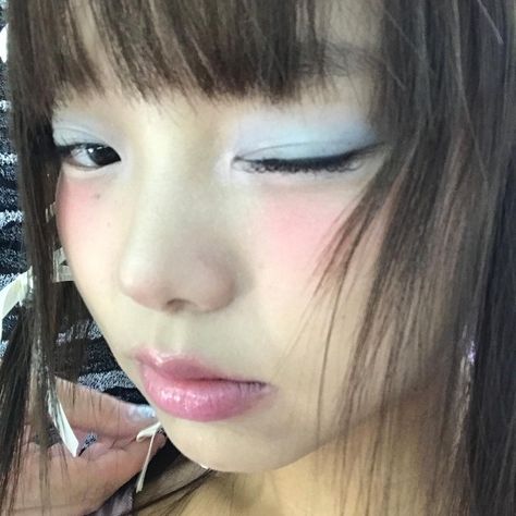 2000s Makeup Looks, Y2k Makeup, Japanese Makeup, Makeup Tut, Cute Makeup Looks, Blue Eyeshadow, Blue Makeup, Asian Makeup, Pretty Makeup