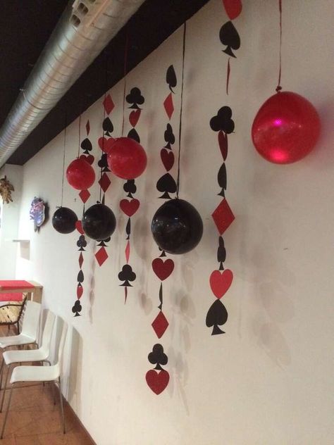 Diy Casino Theme Party Decorations, Poker Night Decor Ideas, Poker Theme Decor, Card Party Theme Decor, Vegas Theme Prom Ideas, Poker Night Party Decoration, Joker Party Theme, Playing Cards Decoration Party Ideas, Cards Theme Party Decorations