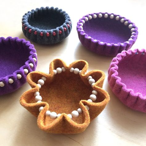 Felt Bowls, Felt Bowl, Tovad Ull, Felted Bowls, Diy Slippers, Wool Felt Projects, Seni Dan Kraf, Felt Crafts Diy, Manualidades Halloween