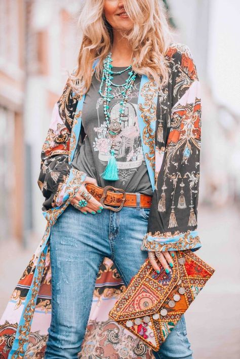 Let's go boho chic! With this amazing bohemian style kimono called the Let's Dance Robe from FreePeople you will turn heads! Zydeco Outfit, Bohemian Style Kimono, Blus Sifon, Spring Outfits Boho, Bohemian Schick, Turquoise Accessories, Estilo Hippie Chic, Modern Hippie Style, Modern Cowgirl