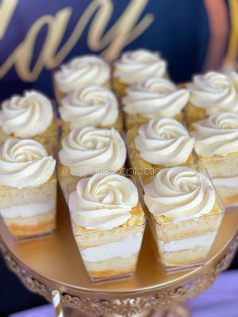 White Dessert Shooters, Sweet Treats For Weddings, Gold And White Treats, Snacks For Bday Party, White Mini Desserts, Pearl Dessert Table, Diy Wedding Sweet Table, White And Gold Treats Dessert Tables, White And Gold Desserts