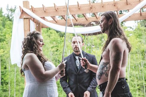 A DIY viking wedding with a sword exchange Norse Wedding Decor, Wedding With Swords, Viking Groom, Viking Weddings, Wedding Swords, Viking Bride, Fairytail Wedding, Bad Wedding, Kingdom Marriage