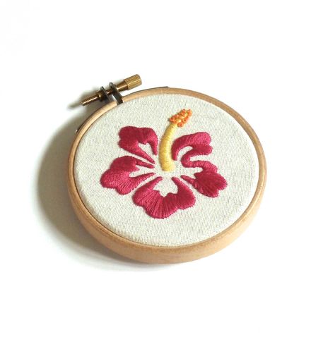 Hibiscus flower embroidery 3 inch hoop art Hawaiian floral surf embroidery Surfing birthday gift for her Pink flower summer home decor by SnowbirdEmbroidery on Etsy https://www.etsy.com/listing/521777373/hibiscus-flower-embroidery-3-inch-hoop Frangipani Embroidery, Hawaiian Flower Embroidery, Hawaii Embroidery Pattern, Hibiscus Embroidery Pattern, Embroidery Coy Fish, Simple Hand Embroidery Patterns, Clothes Embroidery Diy, Embroidery Tshirt, Textiles Projects