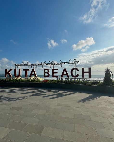 Kuta Beach in Bali! ☀️ Golden sands stretch out forever, and the waves are crashing in rhythm. Red flags today, but some surfers are out there catching some waves. Beach looks clean, sand is good and water looks good. #KutaBeachLife #BaliMagic #BeachDay #kuta #bali Beach Looks, Kuta Beach, Kuta Bali, Waves Beach, Red Flags, Kuta, Red Flag, Beach Look, Budget Travel