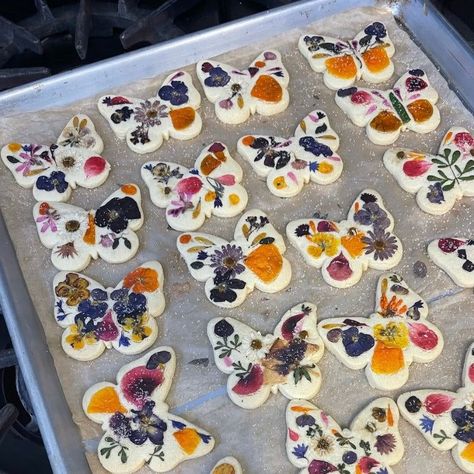 We love our beautiful pollinator friends and are excited to celebrate them with these cute cookies. Each butterfly shaped cookie is uniquely designed with handpicked edible flowers and herbs pressed into vanilla shortbread. Flowers are sourced from Loria's organic garden in Los Angeles and/or local farms in California. Cookies stay fresh for up to 3 weeks. Cookies are 2.5" in diameter and about 1/3" in height. INGREDIENTS: All ingredients are of the highest quality: organic flour, butter, organi Pressed Flower Cookies, California Cookies, Flower Shortbread Cookies, Vanilla Shortbread, Edible Flowers Recipes, Fairy Food, Organic Eggs, Organic Garden, Flower Food