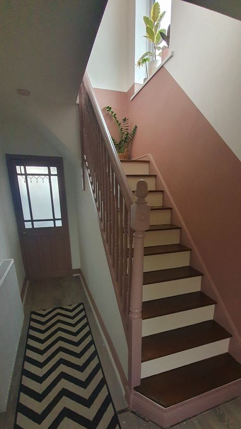 Hallway Wall Colors, Stairs And Hallway Ideas, Stairs Colours, Half Painted Walls, Stair Walls, Hallway Paint, Stairs Landing, Staircase Wall Decor, Narrow Staircase