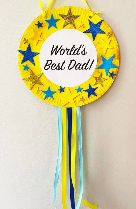 Father's Day medal craft, read how to make it here. Fathers Day Crafts Preschool, Diy Father's Day Cards, Baby Fathers Day Gift, Kids Fathers Day Crafts, Diy Father's Day Crafts, Dad Crafts, Easy Fathers Day Craft, Fathersday Crafts, Fathers Day Art