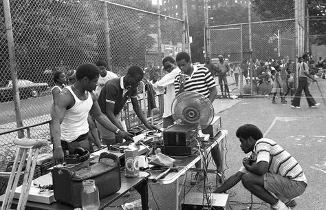 7 things you didn’t know about Hip Hop. Most people only consider the musical form of Hip Hop, which has grown to dominate pop music. Dj Kool Herc, Jamel Shabazz, Cultura Hip Hop, Mode Hip Hop, The Get Down, Harlem New York, Bloc Party, Hip Hop Party, Real Hip Hop