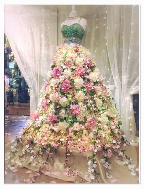 Inspiration for a focal point.  Marta and Kate will be taking this project Dress Form Christmas Tree, Mannequin Christmas Tree, Christmas Tree Dress, Tree Dress, Mannequin Dress, On The Corner, Dress Forms, Window Displays, Floral Fashion