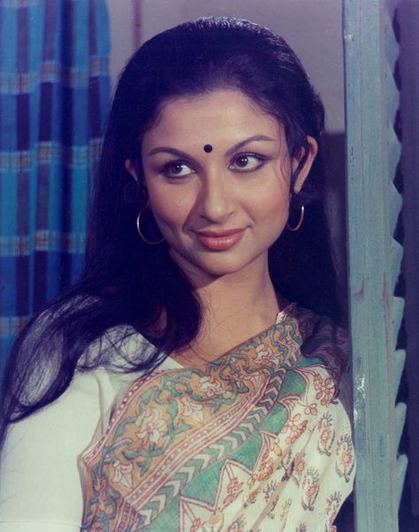 harmilaHappy Birthday Sharmila Tagore! | by Bollywoodirect | Medium Bengali Beauty, Back In 1985, Sharmila Tagore, Static Nails, Old Film Stars, Bollywood Pictures, Retro Bollywood, Film Posters Vintage, Indian Cinema