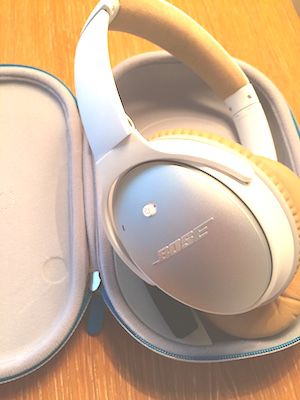 BOSEのノイズキャンセリング・ヘッドホン。 Headphones Bose, Noise Canceling Headphones, Dewey Decimal, Kawaii Iphone Case, Bose Headphones, Head Phones, Vogue Japan, Noise Cancelling Headphones, Music Gear