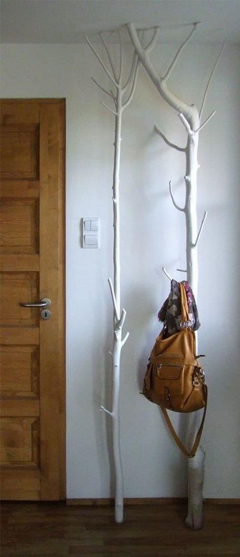 Takken Decor, Yellow Bath, Diy Coat Rack, Tree Branch Decor, Diy Clothes Rack, Diy Furniture Cheap, Wood Branch, Deco Nature, Wooden Coat Rack