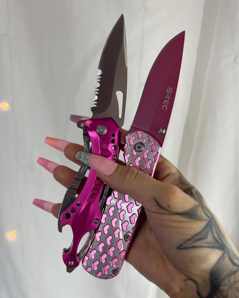 Who doesn't like pink? 💗 These are in stock and ready to ship to you! 🔪 Use code CYBER for 30% off EVERYTHING Pocket Knife Aesthetic, Pink Pocket Knife, Heart Knife, Dr Belongings, Rainbow Knife, Dorcas Meadowes, Knife Aesthetic, Pretty Knives, Pink Day