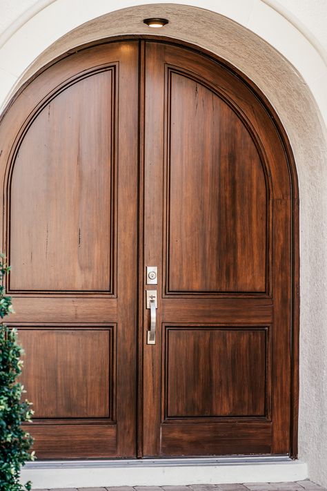 Arch Front Door Exterior Spanish, Arched Wood Door Entrance, Main Door Design Entrance Mediterranean, Oak Double Front Doors, Wood Arch Front Door, Wooden Arched Doors, Arch Double Door Front Entry, Big Wooden Front Door, Wooden Arch Front Door