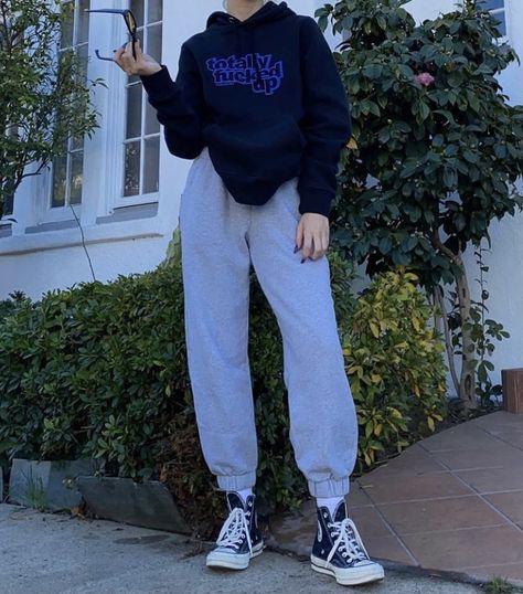 Sweatpants Outfit Aesthetic, Sweatpants Outfits Winter, Hoodie And Sweatpants Outfit, Casual Outfits Aesthetic, Crewneck Outfit, Cute Sweatpants Outfit, Sweatpants Outfits, Filmy Vintage, Sweats Outfit