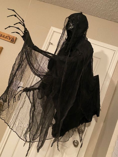 Here is the finished #Dementor #diyhalloweendecorations #harrypotter #crafting Dementor Diy Halloween Decorations, Diy Harry Potter Office Decor, Dementors Diy, Dementor Halloween Decoration, Witchcraft Halloween Decor, Diy Dementor Decoration, Dementor Decoration, Dementor Diy, Diy Dementor