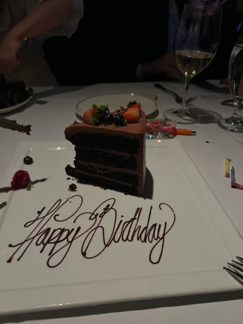 Birthday Dinner With Friends Aesthetic, Birthday Content Instagram, Cake With Candles Aesthetic, Aesthetic Cake Pictures, Birthday Cake Restaurant, Happy Birthday Cake Snap, Birthday Cake Story, Happy Birthday Snap, Birthday Cake Snap