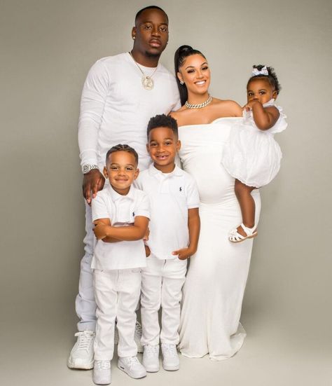 Biography Of Biannca Raines Prince: Age, Husband, Net Worth, Lashes, Twitter, Baby | TheCityCeleb Biannca Raines, Black Family Photoshoot, Women Photoshoot, Christmas Family Photoshoot, Cute Family Photos, Fun Family Photos, Family Of 6, Family Photoshoot Outfits, Mommy Goals