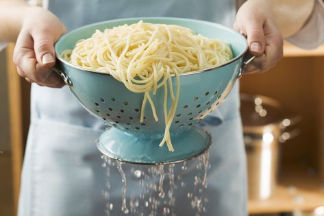 (Too watery when rinsed, just drain & use) Why You Should Never, Ever Drain Your Pasta In The Sink | HuffPost Cooking Secrets, Pasta Strainer, Lidia Bastianich, Baking Hacks, Helpful Advice, Pasta Water, Wood Cleaner, Tuscan Chicken, Cooking 101