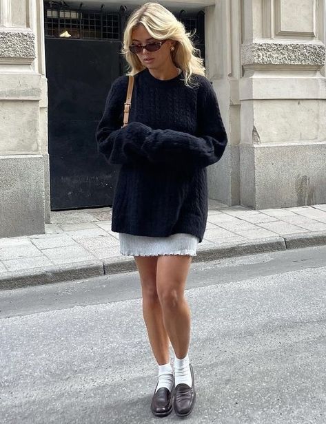 Sweden Street Style, Estilo Hailey Baldwin, Matilda Djerf Style, Spring Teacher Outfits, Look Adidas, Estilo Indie, Skandinavian Fashion, Matilda Djerf, Europe Outfits