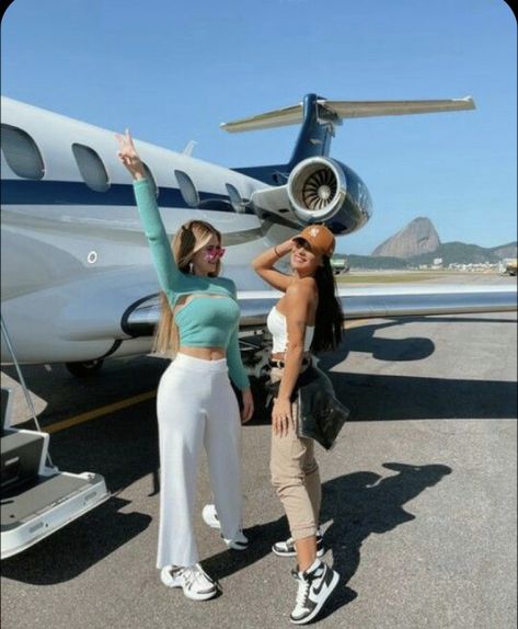 Foto Best Friend, Jet Girl, Airport Pictures, Airport Fits, Rich Girl Lifestyle, Travel Outfit Summer, Foto Baby, Mode Boho, Best Friends Aesthetic