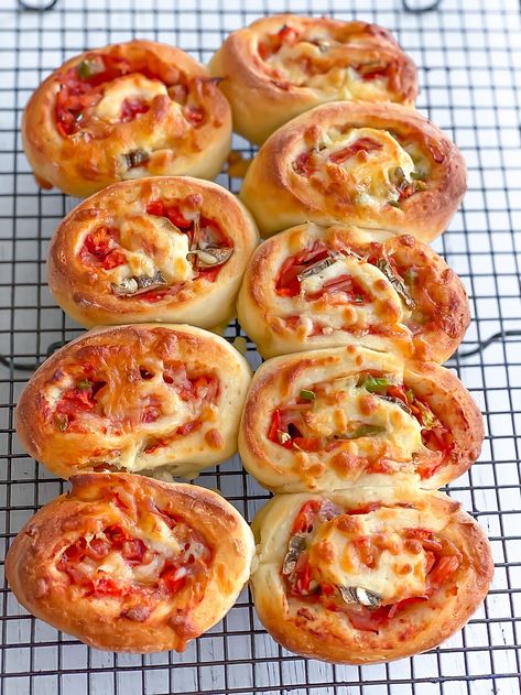 Scrumptious Pizza Scrolls! Pizza Scrolls, Bread Twists, Pizza Base, Easy Pizza, Banana Slice, Toddler Meals, Student Life, Shredded Cheese, Tray Bakes