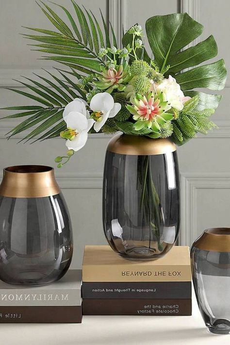 Nice vases under $100 can be hard to find. Luckily, you can unearth some really great deals if you search hard enough. Here are 23 gorgeous vases under $100. #vases #vasesunder100 #homeaccessories #homeaccents #homedecor #decor #decoratingonabudget Vase Decorating Ideas Living Room, Flower Vase Design, تصميم الطاولة, Luxury Vase, Glass Vase Decor, Vase Decoration, Table Decor Living Room, Flower Vases Decoration, Transparent Flowers